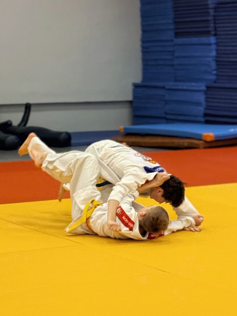 Trening judo UKS Judo Lion podczas zgrupowania w Cetniewie